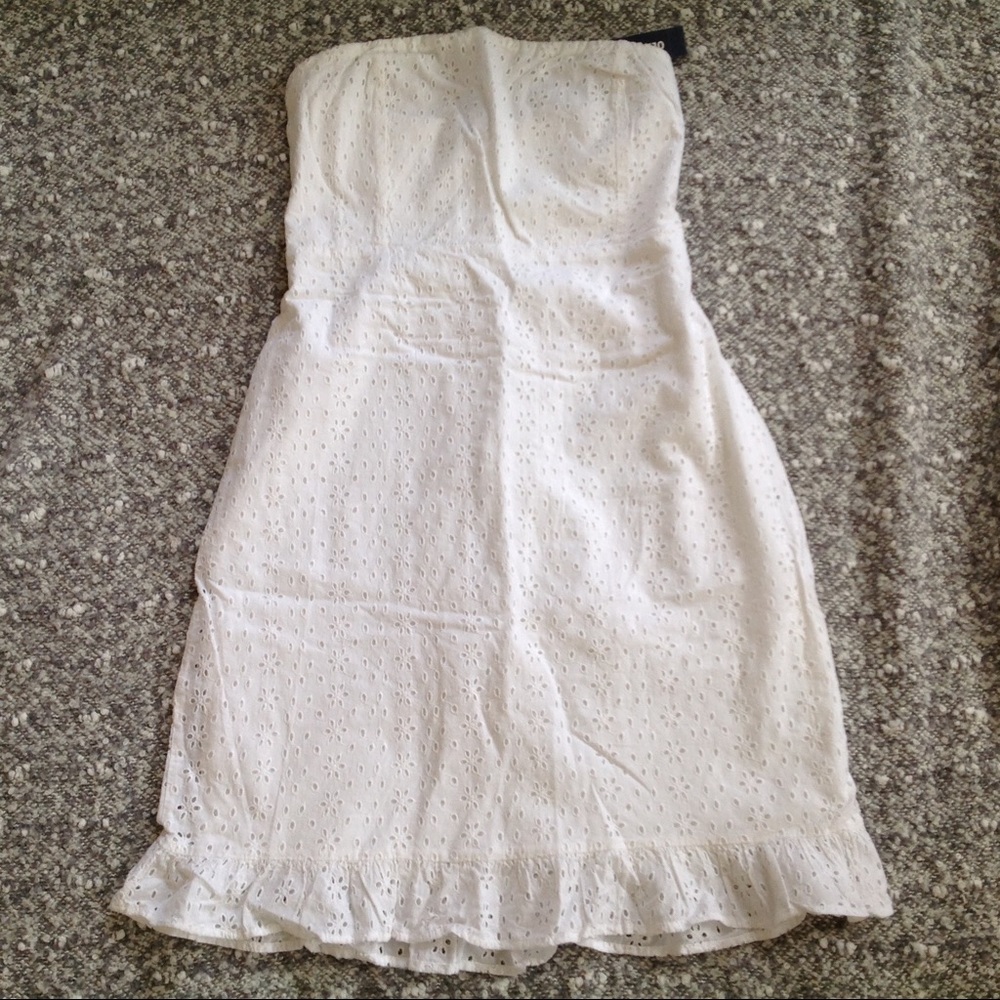 NWT Old Navy White Strapless Eyelet Dress. Size 6